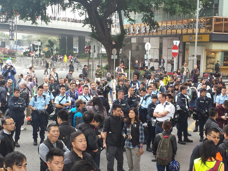 Cảnh sát bắt đầu xuất hiện trên đường Cotton Tree ở Admiralty, Hong Kong, Trung Quốc. (Ảnh: Hà Ngọc)