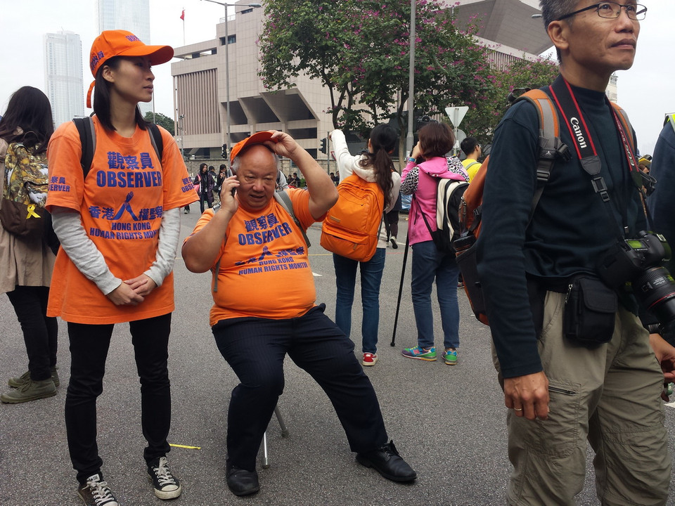 Sáng 11/12, các giám sát viên nhân quyền đã xuất hiện trên đường Harcour ở Admiralty, Hong Kong, Trung Quốc để giám sát việc giải tỏa chướng ngại vật người biểu tình "Chiếm Trung tâm" dựng lên tại đây. (Ảnh: Hà Ngọc)