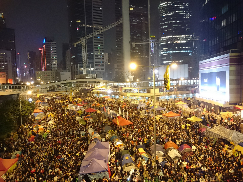 Đêm 10/12, nghĩa là chỉ còn hơn 10 tiếng trước khi hoạt động giải tỏa đường phố bắt đầu. (Ảnh: Hà Ngọc)