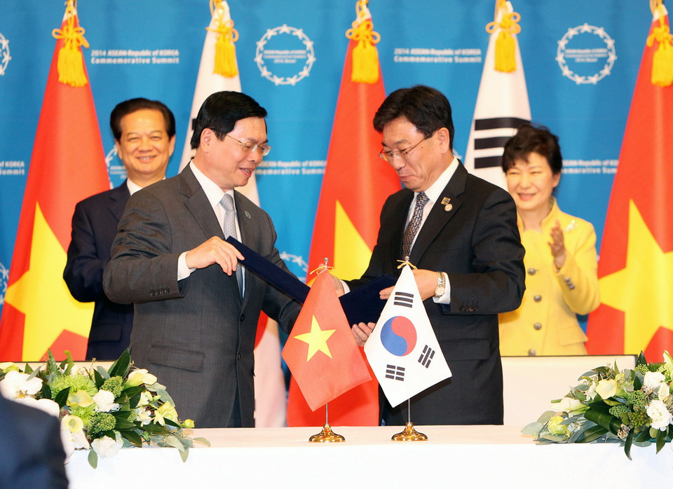 Thủ tướng Nguyễn Tấn Dũng và Tổng thống Hàn Quốc Park Geun-hye chứng kiến lễ ký Bản thỏa thuận kết thúc đàm phán Hiệp định thương mại tự do Việt Nam - Hàn Quốc giữa Bộ Công thương Việt Nam và Bộ Công nghiệp, Thương mại và Năng lượng Hàn Quốc. (Ảnh: Đức Tám/TTXVN)