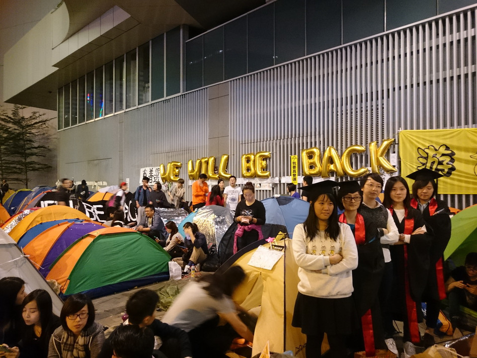 Nhiều khẩu hiệu “Chúng tôi sẽ trở lại” xuất hiện ở khu vực chiếm lĩnh tại Admiralty, Hong Kong (Trung Quốc) trong đêm 10/12 trước khi hoạt động giải tỏa đường phố bắt đầu vào sáng hôm sau. (Ảnh: Hà Ngọc)