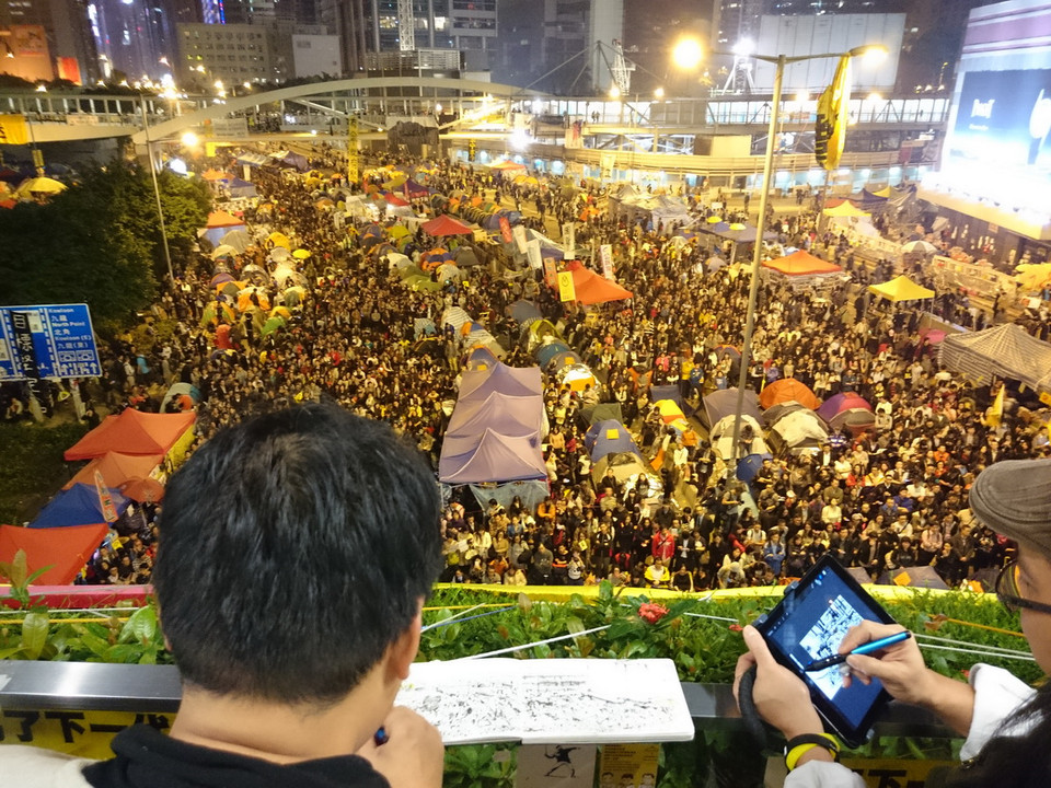 Một số họa sĩ đã tranh thủ đến Admiralty, Hong Kong (Trung Quốc) phác họa khung cảnh “đêm cuối cùng” tại khu vực người biểu tình "Chiếm Trung tâm" chiếm lĩnh. (Ảnh: Hà Ngọc)