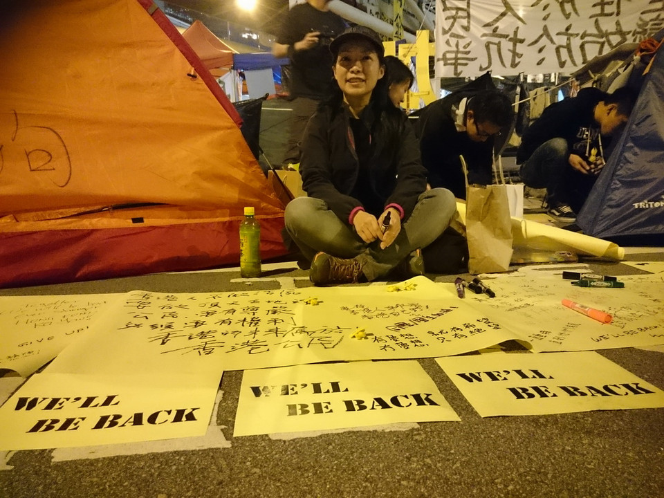 Nhiều khẩu hiệu “Chúng tôi sẽ trở lại” xuất hiện ở khu vực chiếm lĩnh tại Admiralty, Hong Kong (Trung Quốc) trong đêm 10/12 trước khi hoạt động giải tỏa đường phố bắt đầu vào sáng hôm sau. (Ảnh: Hà Ngọc) 