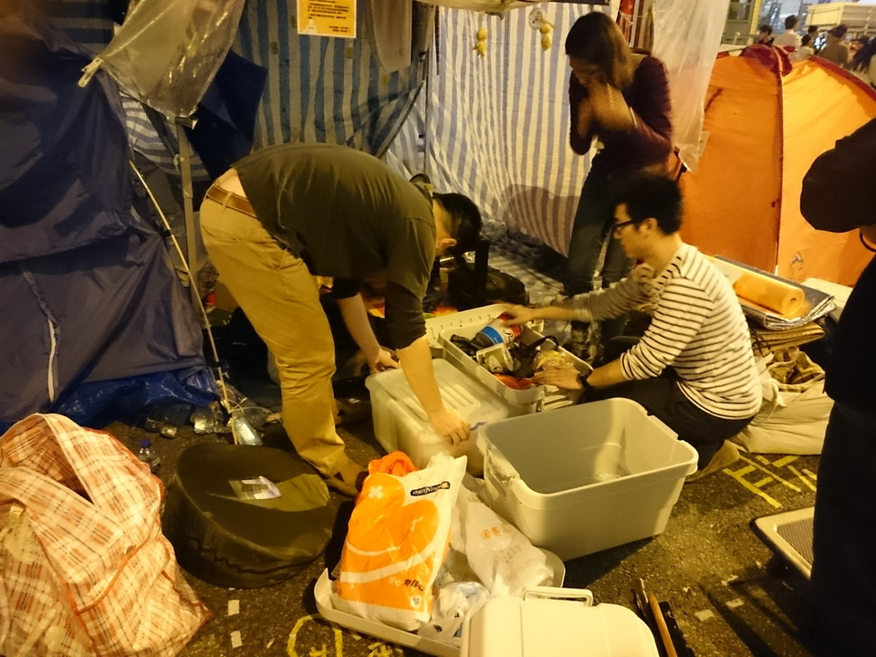 Người biểu tình "Chiếm Trung tâm" ở Admiralty, Hong Kong (Trung Quốc) tiến hành thu dọn đồ dùng cá nhân vào đêm 10/12 trước khi hoạt động giải tỏa đường phố bắt đầu vào sáng hôm sau. (Ảnh: Hà Ngọc)