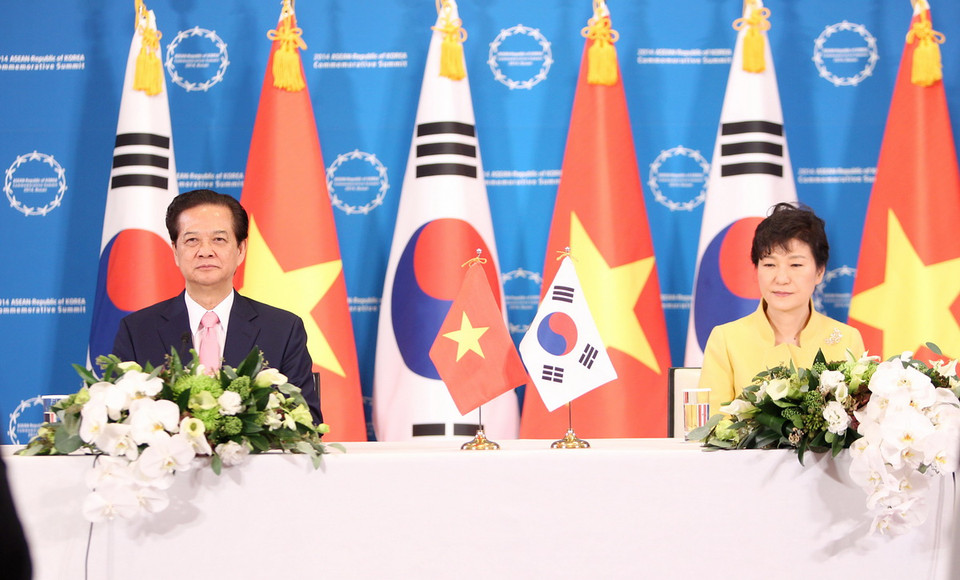 Thủ tướng Nguyễn Tấn Dũng và Tổng thống Hàn Quốc Park Geun-hye tại buổi gặp gỡ báo chí sau khi kết thúc hội đàm. (Ảnh: Đức Tám/TTXVN)