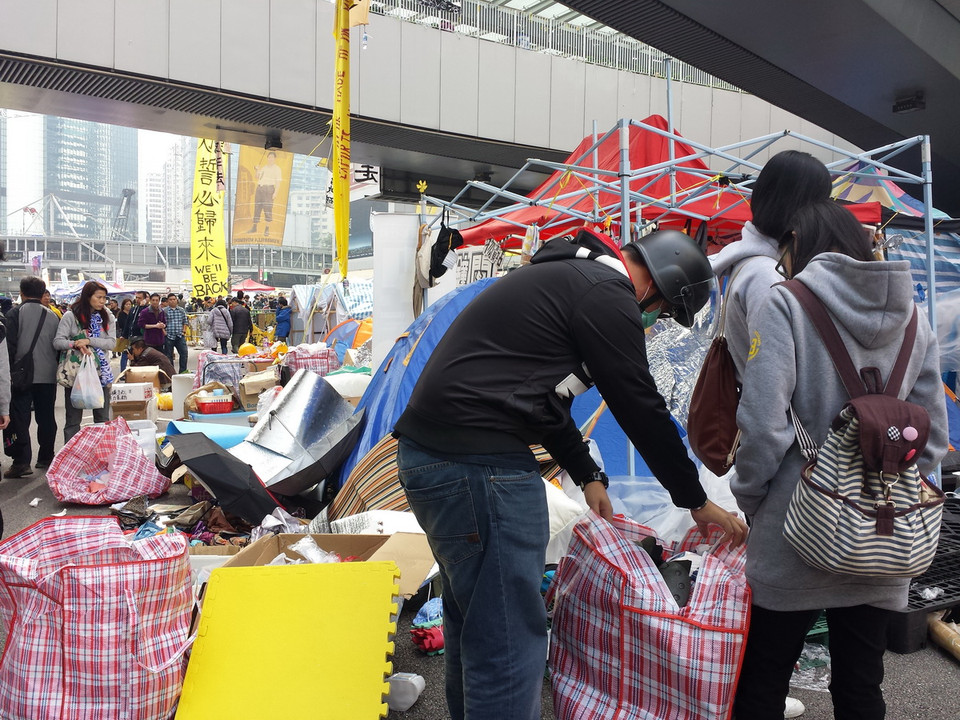 Một nhóm người biểu tình trên đường Harcourt ở Admiralty, Hong Kong, Trung Quốc thu dọn đồ đạc vào trưa 11/12. (Ảnh: Hà Ngọc)