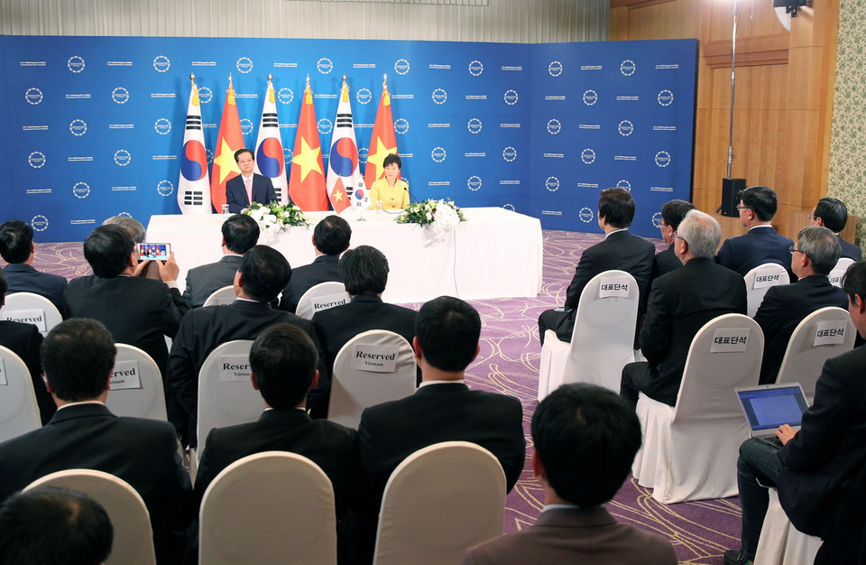 Thủ tướng Nguyễn Tấn Dũng và Tổng thống Hàn Quốc Park Geun-hye tại buổi gặp gỡ báo chí sau khi kết thúc hội đàm. (Ảnh: Đức Tám/TTXVN)