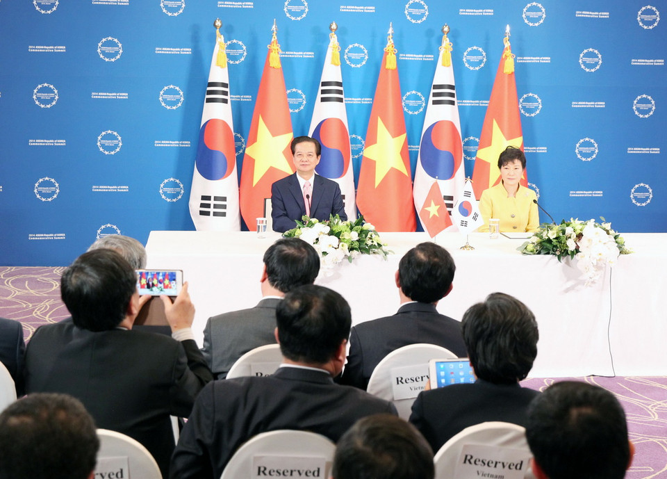 Thủ tướng Nguyễn Tấn Dũng và Tổng thống Hàn Quốc Park Geun-hye tại buổi gặp gỡ báo chí sau khi kết thúc hội đàm. (Ảnh: Đức Tám/TTXVN)