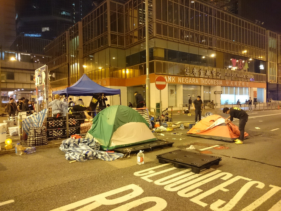 Người biểu tình "Chiếm Trung tâm" ở Admiralty, Hong Kong (Trung Quốc) tiến hành thu dọn đồ dùng cá nhân vào đêm 10/12 trước khi hoạt động giải tỏa đường phố bắt đầu vào sáng hôm sau. (Ảnh: Hà Ngọc)