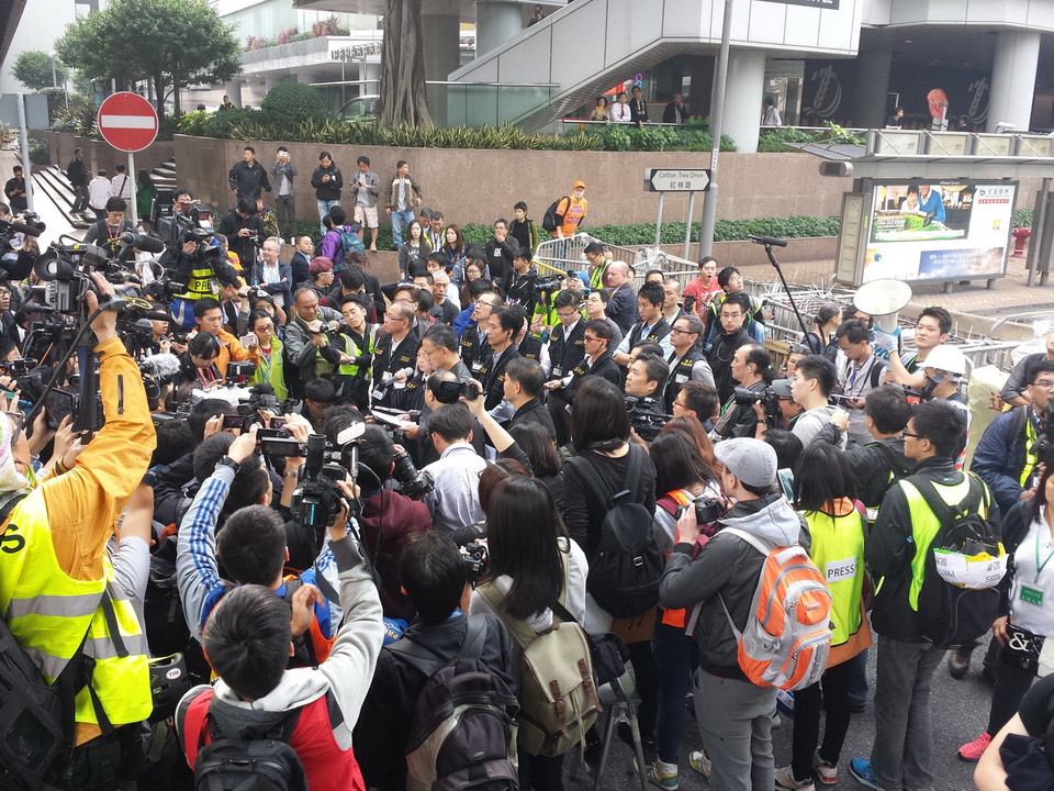 Đúng 9.30 phút sáng 11/12, các nhân viên thi hành án bắt đầu đọc mệnh lệnh giải tỏa chướng ngại vật người biểu tình "Chiếm Trung tâm" dựng lên trên đường Cotton Tree ở Admiralty, Hong Kong. (Ảnh: Hà Ngọc)