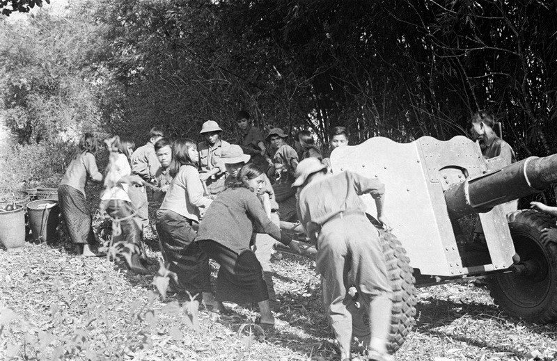 Đồng bào Tây Nguyên giúp sức cùng bộ đội kéo pháo vào chiến trường. (Ảnh tư liệu TTXVN)