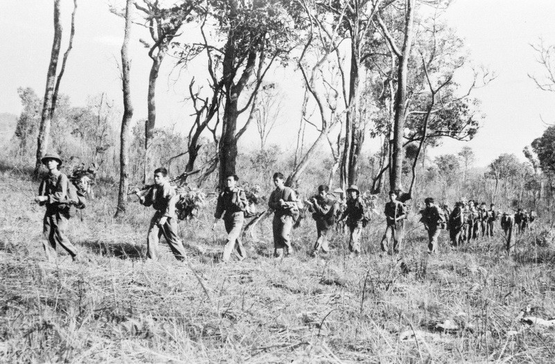 Bộ đội hành quân vào chiến trường. (Ảnh tư liệu TTXVN)