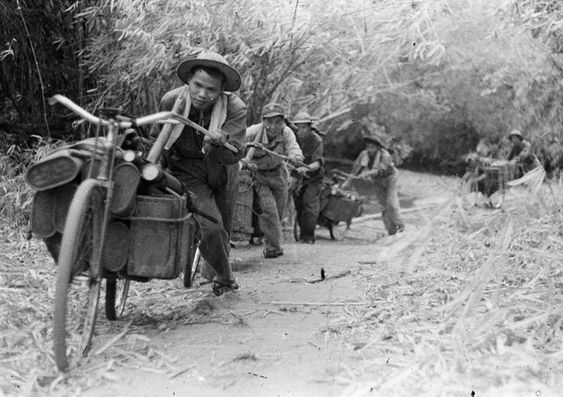 Bằng mọi phương tiện thô sơ và cơ giới, các chiến sỹ vận tải đã vận chuyển hàng ngần tấn hàng hoá phục vụ chiến trường miền Nam. (Ảnh tư liệu TTXVN)