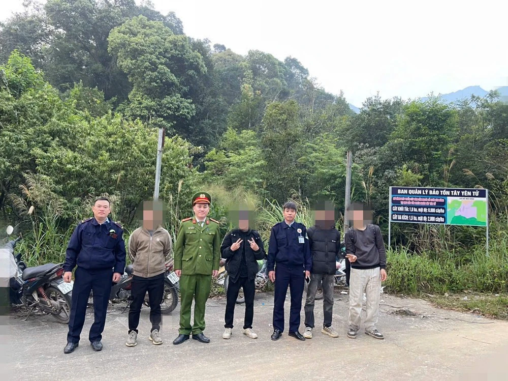 Lực lượng cứu hộ kịp thời tìm kiếm, đưa 4 du khách lạc trong rừng Yên Tử về an toàn