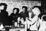 Phối hợp với du kích, bất chấp sự kìm kẹp của quân ngụy, đồng bào ấp chiến lược ở Lào Táo (Trung Hòa, Củ Chi) nổi dậy, phá ấp, đốt cờ ngụy. (Ảnh: TTXVN)