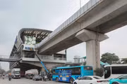 Ga Văn Khê đang được các kỹ sư tập trung kiểm tra, đánh giá kỹ lưỡng chất lượng và độ bám dính của lớp vữa trát. (Ảnh: Phan Phương/TTXVN)