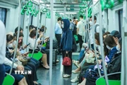 Trong tuần sau khi giá xăng tăng, lượng hành khách tăng rõ rệt, đặc biệt ở các điểm trung chuyển và khu vực đông dân cư, như tuyến Cát Linh – Hà Đông ghi nhận 276.686 lượt khách trong tuần sau khi giá xăng tăng, cao hơn mức 272.109 lượt của tuần trước, đạt 101,68%. (Ảnh: Hoàng Hiếu/TTXVN)