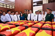 Chủ tịch Quốc hội Trần Thanh Mẫn, Thường trực Ban Bí thư Trần Cẩm Tú và đại biểu tưởng niệm các liệt sỹ tại Nhà quàn hài cốt liệt sỹ. (Ảnh: Doãn Tấn/TTXVN)