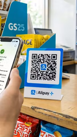 Vietcombank mở rộng thanh toán QR xuyên biên giới tới Nhật Bản và Hồng Kông. (Ảnh: Vietnam+)
