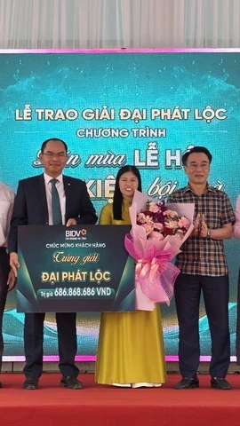 Đại diện BIDV Hà Tĩnh trao giải thưởng cho khách hàng trúng giải “Đại Phát Lộc". (Ảnh: Vietnam+)