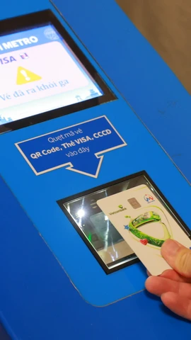 Thẻ Vietcombank Visa MeGO có thể được đăng ký dễ dàng qua VCB Digibank, tích hợp vào Apple Pay hay Google Pay để thanh toán vé tàu nhanh chóng. (Ảnh: Vietnam+)