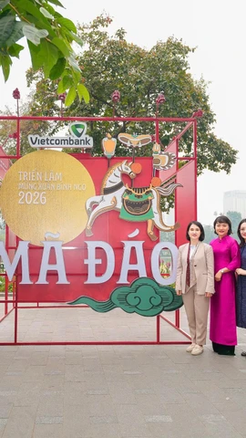 Đại diện Vietcombank, ông Lê Hoàng Tùng - Phó Tổng Giám đốc (thứ 3 từ trái sang) và bà Nguyễn Hồng Trang - Phó Chủ tịch thường trực UBND phường Hoàn Kiếm (thứ 4 từ phải sang), cùng đại biểu 2 đơn vị khai mạc triển lãm ngày 15/01/2026. (Ảnh: Vietnam+)
