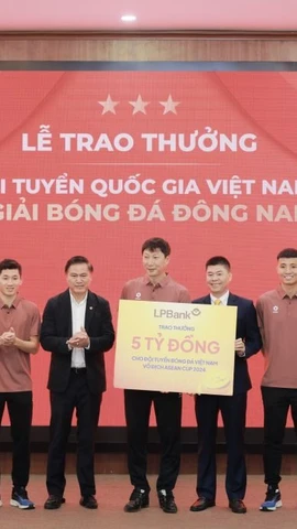 Đại diện Ngân hàng Lộc Phát Việt Nam, ông Đoàn Nguyên Ngọc, Phó Tổng Giám đốc (thứ 3 từ phải sang) trao thưởng 5 tỷ đồng cho Đội tuyển Quốc gia Việt Nam khi giành cúp vô địch ASEAN 2024. (Ảnh: Vietnam+)