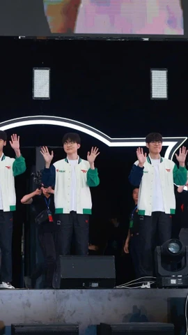 Lần đầu tiên, toàn bộ thành viên T1 có mặt tại Việt Nam gặp gỡ người hâm mộ. (Ảnh: Vietnam+)