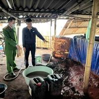 Bên trong khu xưởng phân kim trái phép. (Ảnh: CAHN)