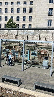 36 năm sau khi bức tường Berlin sụp đổ (9/11/1989), những mảnh bê tông từng chia đôi nước Đức vẫn nằm rải rác như một chứng nhân của lịch sử. (Ảnh: Phương Hoa/TTXVN)
