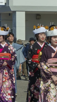 Điểm nhấn ấn tượng là lễ rước Mikoshi (kiệu thần) và đoàn diễu hành nữ sinh trong trang phục Kimono, tượng trưng cho sự thuần khiết và lòng thành kính dâng lên các vị thần. (Ảnh: TTXVN phát)