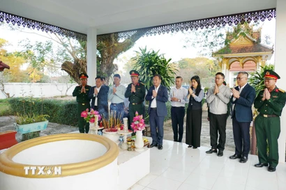 Đoàn dâng hương tại nơi các anh hùng liệt sỹ Việt Nam-Lào hy sinh trong Khu di tích Liên minh chiến đấu Lào-Việt Nam. (Ảnh: Xuân Tú/TTXVN)