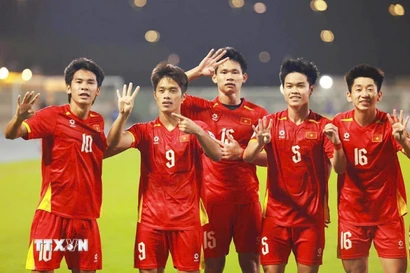 Các cầu thủ U23 Việt Nam ăn mừng bàn thắng mở tỷ số của Quốc Việt vào lưới U23 Hàn Quốc trong trận tranh hạng ba Vòng Chung kết U23 châu Á, tối 23/1/2026. (Ảnh: AFC/TTXVN)