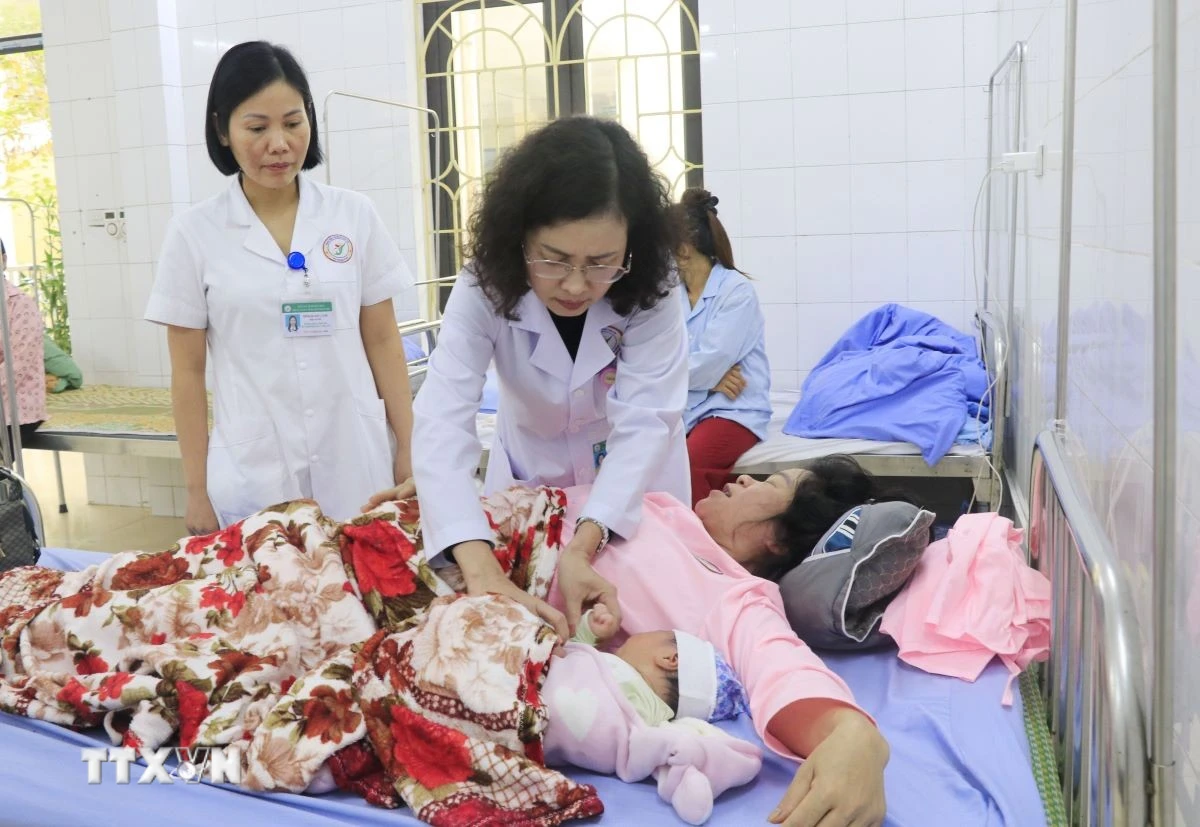 Ngày Thầy thuốc Việt Nam: 272 nữ bác sĩ tận tâm với người bệnh