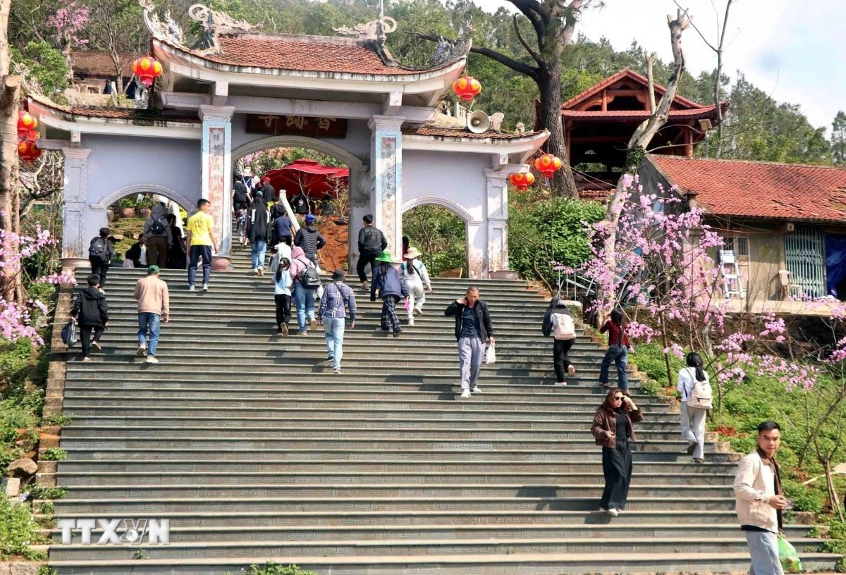Kiểm soát giao thông từ bãi xe đến Suối Yến trong mùa lễ hội chùa Hương