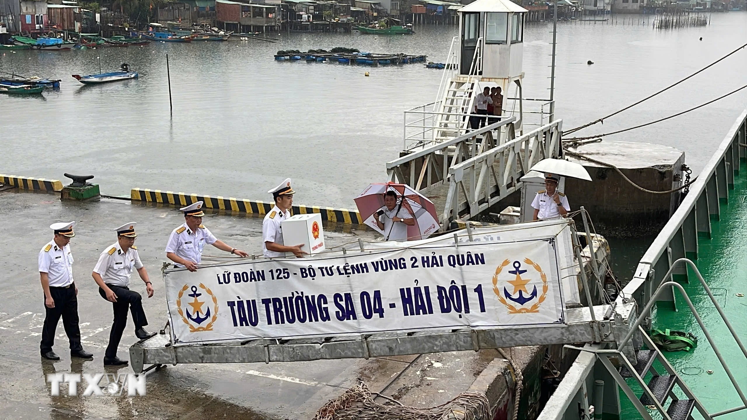 Đưa lá phiếu ra các đặc khu, xã đảo hòa nhịp cùng ngày hội lớn