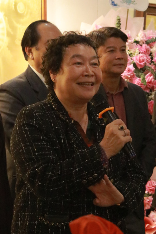 Fru Mai Thi Ngoc Oanh, fast visepresident i Vietnams kunstforening. img-6961.jpg