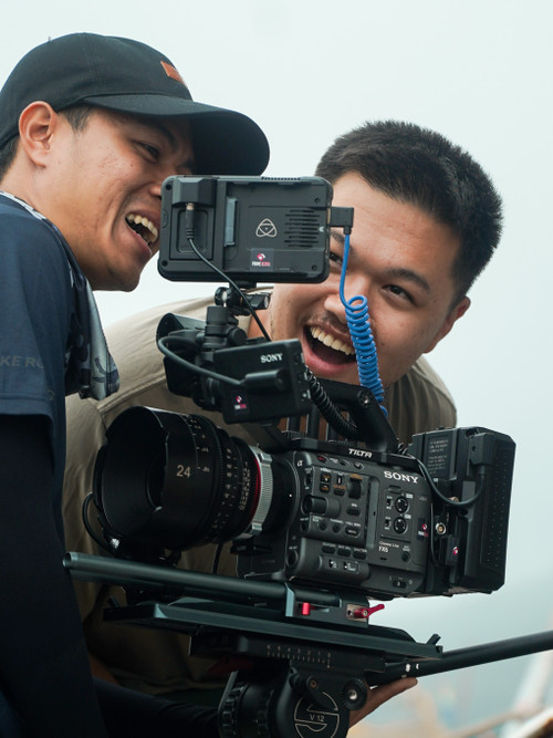 Le réalisateur Nguyen Pham Thanh Dat (en chemise marron) et l'acteur Lanh Thanh dans les coulisses de « Wooden Fish ». (Photo : DPCC) img-2818.jpg