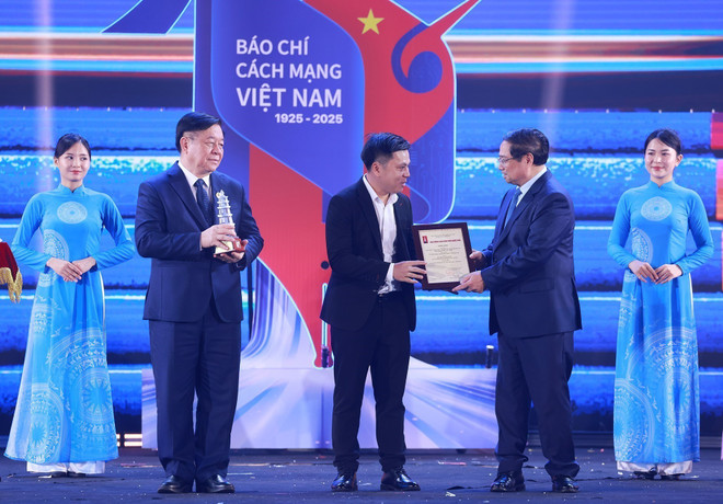 Prime Minister Pham Minh Chinh and Head of the Central Propaganda and Education Commission Nguyen Trong Nghia presented the A Prize to the representative of the group of authors of VietnamPlus Electronic Newspaper (Vietnam News Agency Journalists Association). (Photo: Duong Giang/VNA) thu-tuong-giai-bao-chi-quoc-gia-3-1829.jpg