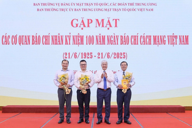 Ông Đỗ Văn Chiến, Ủy viên Bộ Chính trị, Bí thư Trung ương Đảng, Bí thư Đảng ủy Mặt trận Tổ quốc, các đoàn thể Trung ương, Chủ tịch Ủy ban Trung ương MTTQ Việt Nam tặng hoa lãnh đạo các cơ quan quản lý báo chí. (Ảnh: TTXVN phát) mttq-bao-chi-2.jpg
