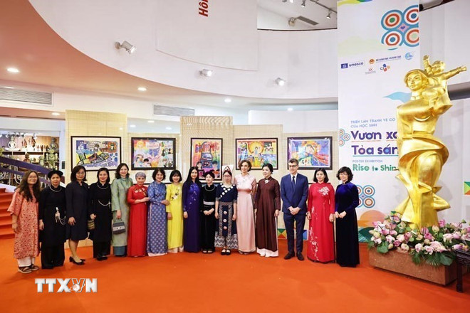 ភរិយាអគ្គលេខាបក្សគឺលោកស្រី ង៉ោ ភួងលី និងអគ្គនាយកអង្គការយូណេស្កូ Audrey Azoulay ទស្សនាសារមន្ទីរស្ត្រីវៀតណាម។ (រូបថត៖ Minh Duc/VNA) ttxvn-phu-nhan-tong-bi-thu-5.jpg