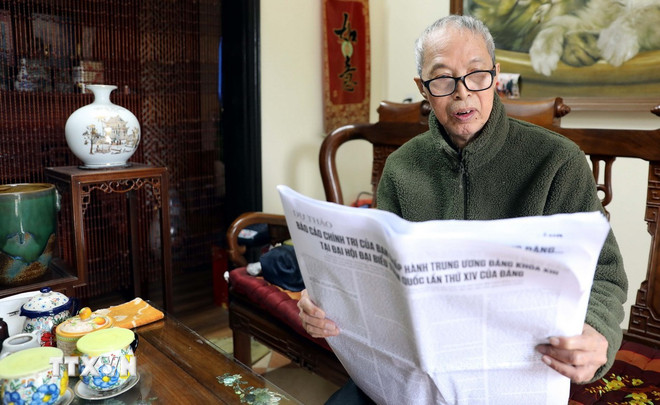 Cultural researcher Nguyen Thanh, former Director of the Department of Culture and Information of Thai Binh province (now the Department of Culture, Sports and Tourism) gives his comments on the Draft Documents of the 14th National Party Congress. (Photo: Thu Hoai/VNA) ttxvn-gop-y-du-thao-van-kien-2.jpg