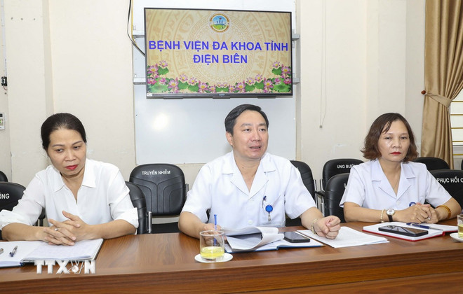 Mr. Tran Duc Nghia, Deputy Director of Dien Bien Provincial General Hospital (center) answers questions about the incident with VNA reporters. (Photo: Xuan Tu/VNA) ttxvn-benh-vien-tinh-dien-bien-2.jpg