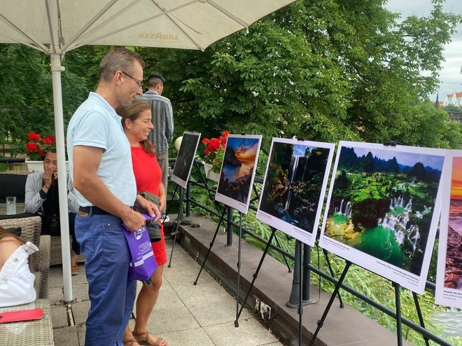 Khách tham quan ảnh phong cảnh các địa điểm du lịch nổi tiếng của Việt Nam trưng bày bên lề sự kiện. (Ảnh: Việt Thắng/TTXVN) viet-nam-sec-2.jpg