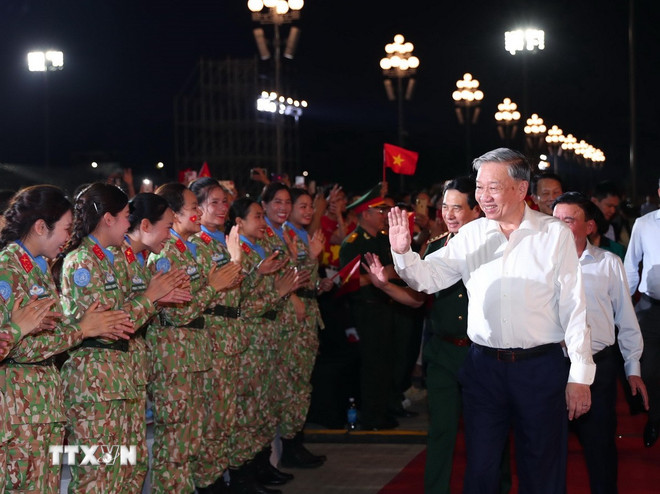 حضر الأمين العام تو لام البرنامج السياسي والفني ttxvn-tong-bi-thu-to-lam-duoi-co-vinh-quang-1.jpg