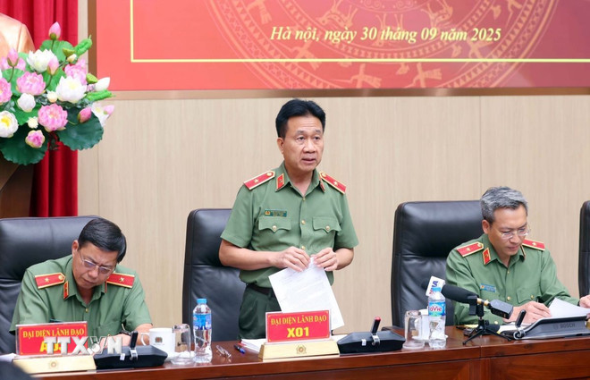 Major General Pham Quang Tuyen, Deputy Director of the Department of Organization and Personnel, Ministry of Public Security, answers questions from reporters of news agencies and newspapers. (Photo: Pham Kien/VNA) ttxvn-dang-bo-cong-an-2.jpg