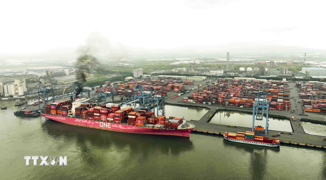 Hoạt động bốc xếp hàng container tại Cảng Quốc tế Tân Cảng-Cái Mép. (Ảnh: Vũ Sinh/TTXVN) ttxvn-tan-cang-cai-mep.jpg