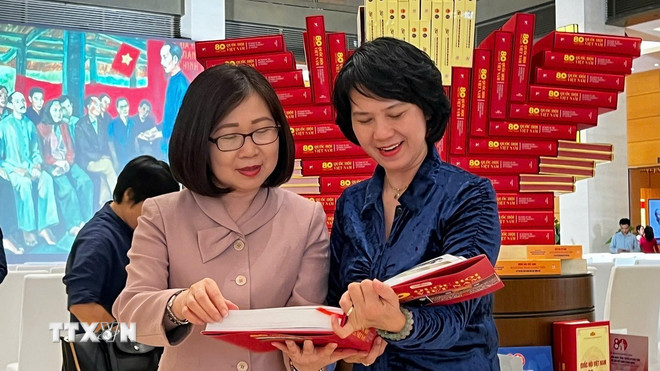 ttxvn-sach-anh-80-nam-quoc-hoi-viet-nam-1.jpg