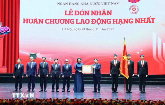 Thủ tướng Phạm Minh Chính trao tặng Huân chương Lao động hạng Nhất cho tập thể Ngân hàng Nhà nước Việt Nam. (Ảnh: Phạm Kiên/TTXVN)