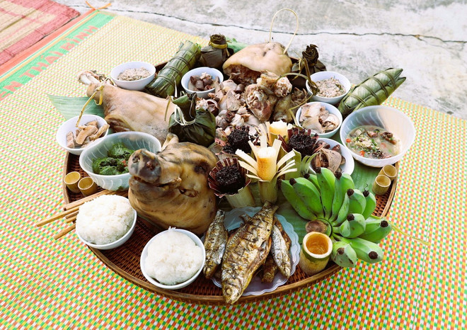 Mâm cúng Thần Sấm trong lễ đón tiếng sấm đầu năm của đồng bào dân tộc Ơ Đu gồm có đầu lợn luộc, cá suối nướng, các loại thịt luộc, cơm lam màu tím, rượu trắng đựng trong ống nứa, rêu đá, nải chuối và nhiều món ăn truyền thống, đặc trưng riêng có của đồng bào dân tộc Ơ Đu. (Ảnh: Xuân Tiến/TTXVN) mam-cung-than-sam.jpg